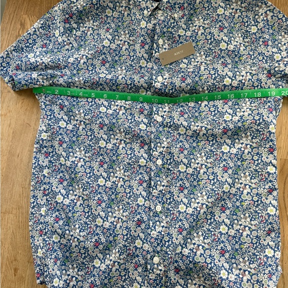 J. Crew Short-sleeve cotton poplin shirt in Liberty® floral print size small - Picture 6 of 13